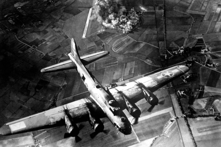 Amerikaanse B-17 bommenwerper boven Europa - Header voor het complete dossier Tweede Wereldoorlog.
