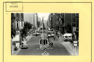 Foto uit het Stasi-rapport over de James Bond-opnamen bij Checkpoint Charlie in Berlijn