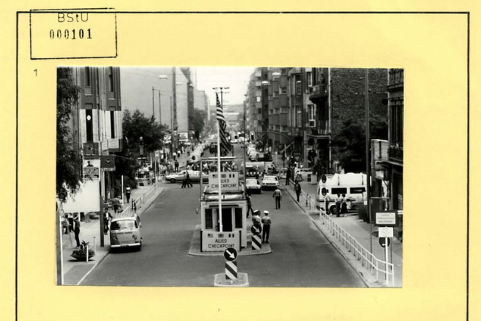 Foto uit het Stasi-rapport over de James Bond-opnamen bij Checkpoint Charlie in Berlijn