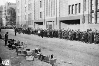 Duizenden mensen staan uren in de rij voor een toegangsbewijs voor de voetbalwedstrijd Nederland tegen Uruguay, mei 1928. Vijzelstraat Amsterdam, Nederland.