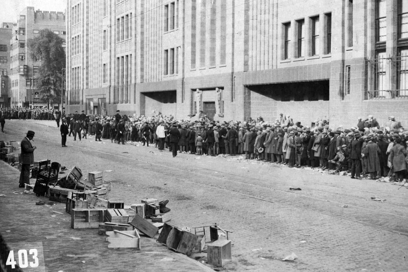 Duizenden mensen staan uren in de rij voor een toegangsbewijs voor de voetbalwedstrijd Nederland tegen Uruguay, mei 1928. Vijzelstraat Amsterdam, Nederland.