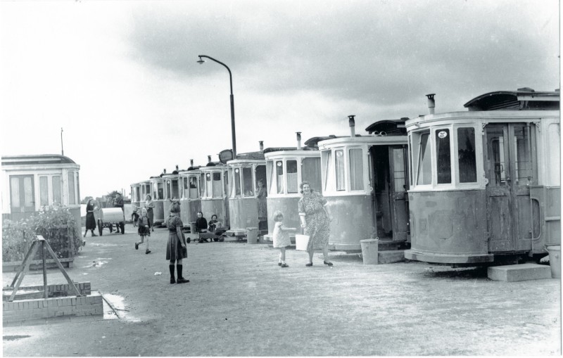 Aan de Friesestraatweg 70-106 in Groningen bevindt zich van 1950 tot 1954 het zogeheten Tramdorp: negentien afgedankte tramwagons die dienstdoen als noodwoningen voor gezinnen