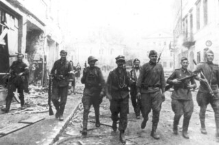 Sovjet- en Poolse Armia Krajowa-strijders in Vilnius (Litouwen), juli 1944
