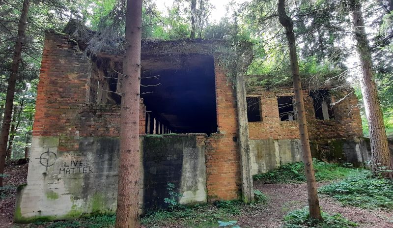 Bovengronds gebouw van het Osówka-complex.