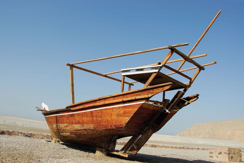 Karakteristieke dhow in woestijnachtig gebied