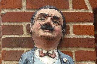 Beeldje van van Hercule Poirot in Ellezelles (België). Het personage van Agatha Christie is wellicht de bekendste fictieve Belg in Engeland.