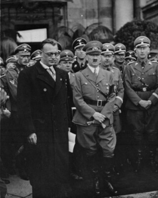 Seyss-Inquart en Hitler in Wenen, met rechts Himmler en Heydrich, maart 1938.