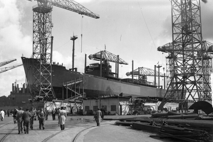 Tewaterlating van het vrachtschip Hoogkerk op de NDSM-werf in Amsterdam, 26 april 1949