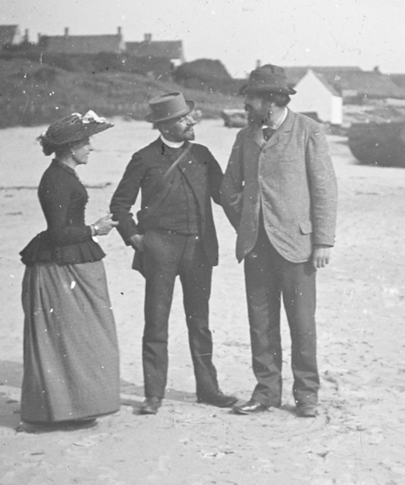 Virginie Demont-Breton (links) en Adrien Demont (rechts) met schilder Georges Maroniez (midden) op het strand van Wissant.