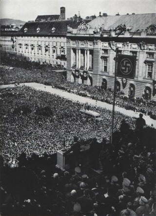 Menigte op de Heldenplatz in Wenen tijdens Hitlers aankondiging van de Anschluss, 15 maart 1938