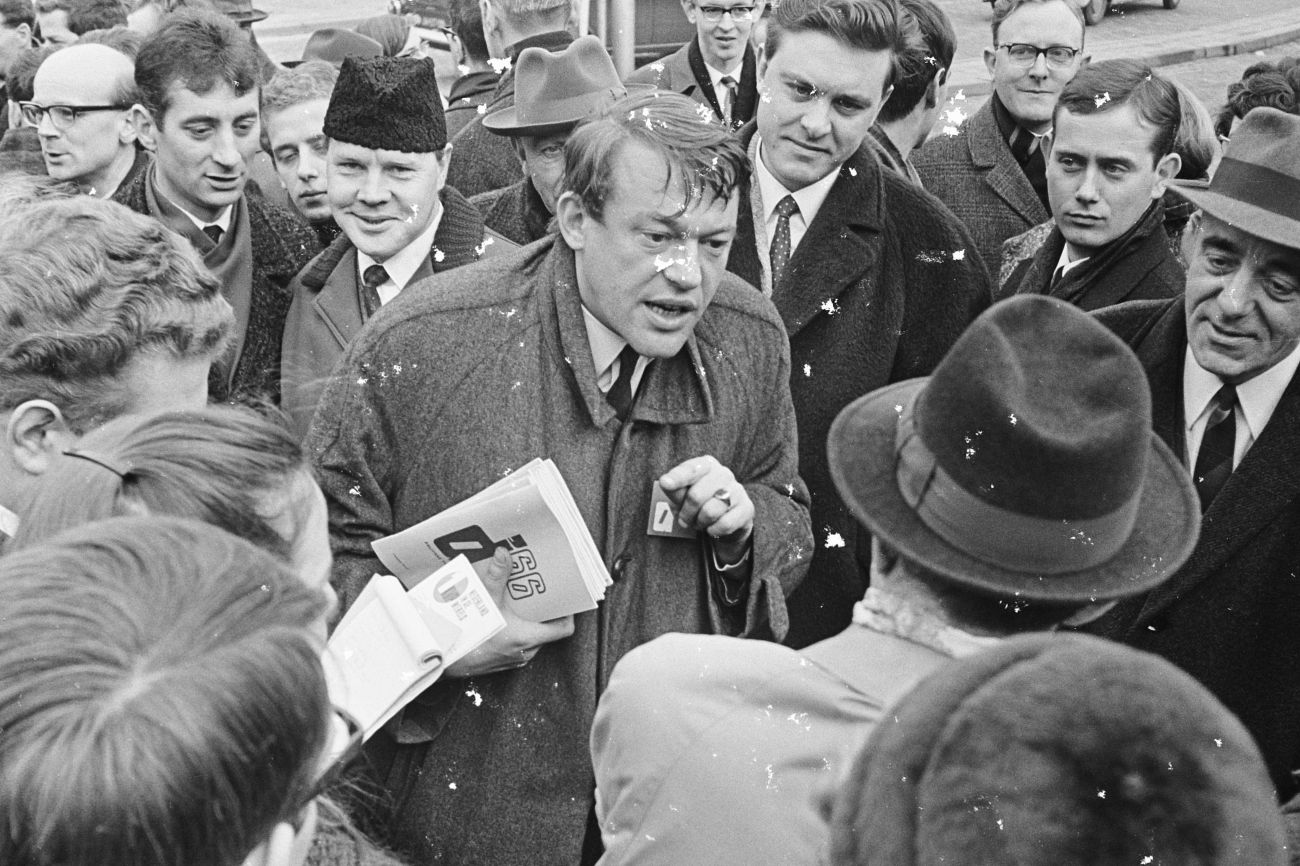 D66-oprichter Hans van Mierlo tijdens verkiezingscampagne van 1967