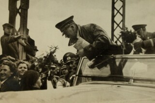 Hitler steekt de Oostenrijkse grens over, kort na het Duitse ultimatum aan Oostenrijk, maart 1938.