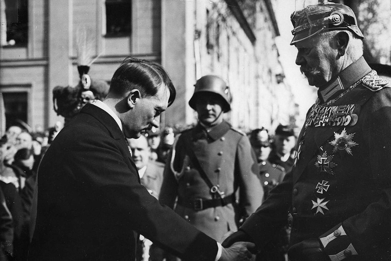 Ogenschijnlijk nederig groet rijkskanselier Adolf Hitler op 21 maart 1933 rijkspresident Paul von Hindenburg. De conservatieve Hindenburg had toelating van de nazi-leider tot de regeringsmacht van de Weimarrepubliek mogelijk gemaakt.