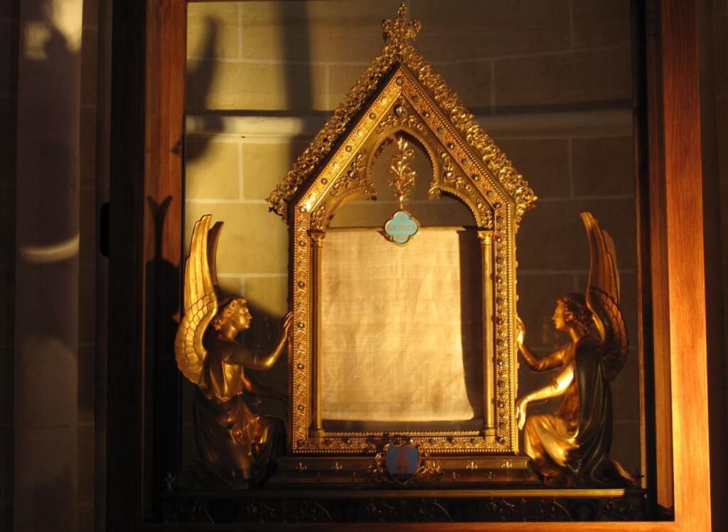 Vitrine met het Kleed van de Maagd Maria, kathedraal Notre-Dame in Chartres.
