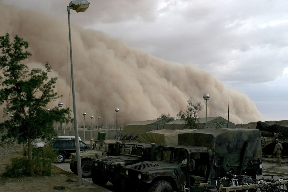 Voorbeeld van een haboob (stof- en zandstorm), een van de factoren die bijdroegen aan het mislukken van de operatie. Hier bij een militair kamp in Irak, 2005