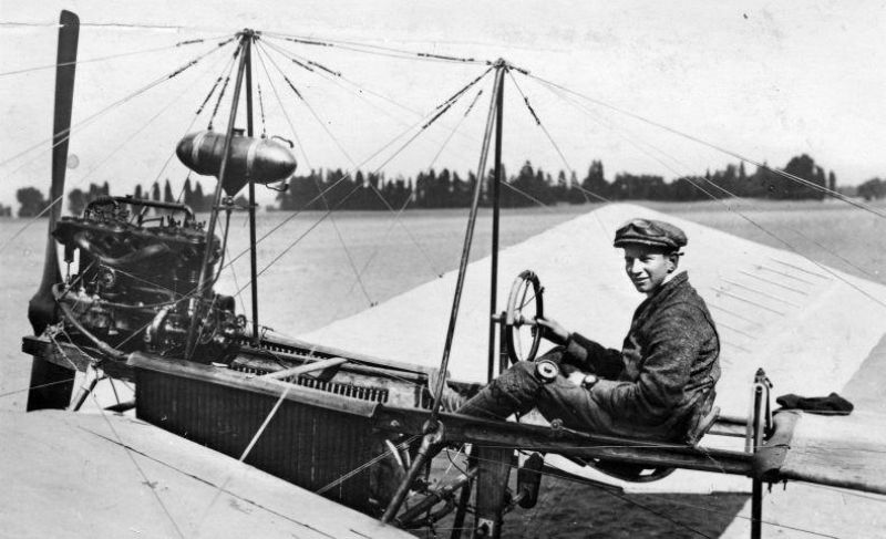 Anthony Fokker in zijn zelfgebouwde ‘Spin’