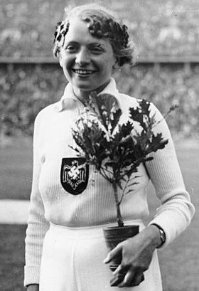 Duitse speerwerpster Tilly Fleischer met haar olympische eik