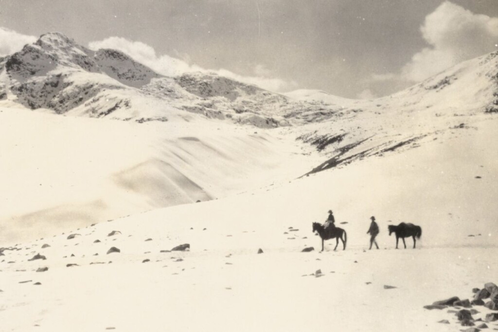Jenny Visser, op paard en berggids Perren op de Buzilpas 1925