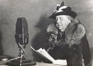 “Hier Radio Oranje, de stem van strijdend Nederland” – de gelaagde geschiedenis achter de oorlogszender