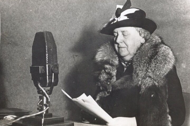 Koningin Wilhelmina spreekt tot het volk via Radio Oranje, juli 1940