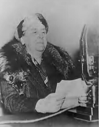 Koningin Wilhelmina voor de microfoon van Radio Oranje