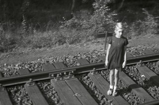 Meisje langs een treinspoor, Hamburg, 1947 - © Sem Presser / Maria Austria Instituut