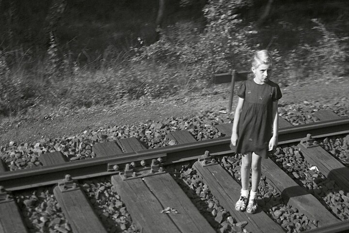 Meisje langs een treinspoor, Hamburg, 1947 - © Sem Presser / Maria Austria Instituut