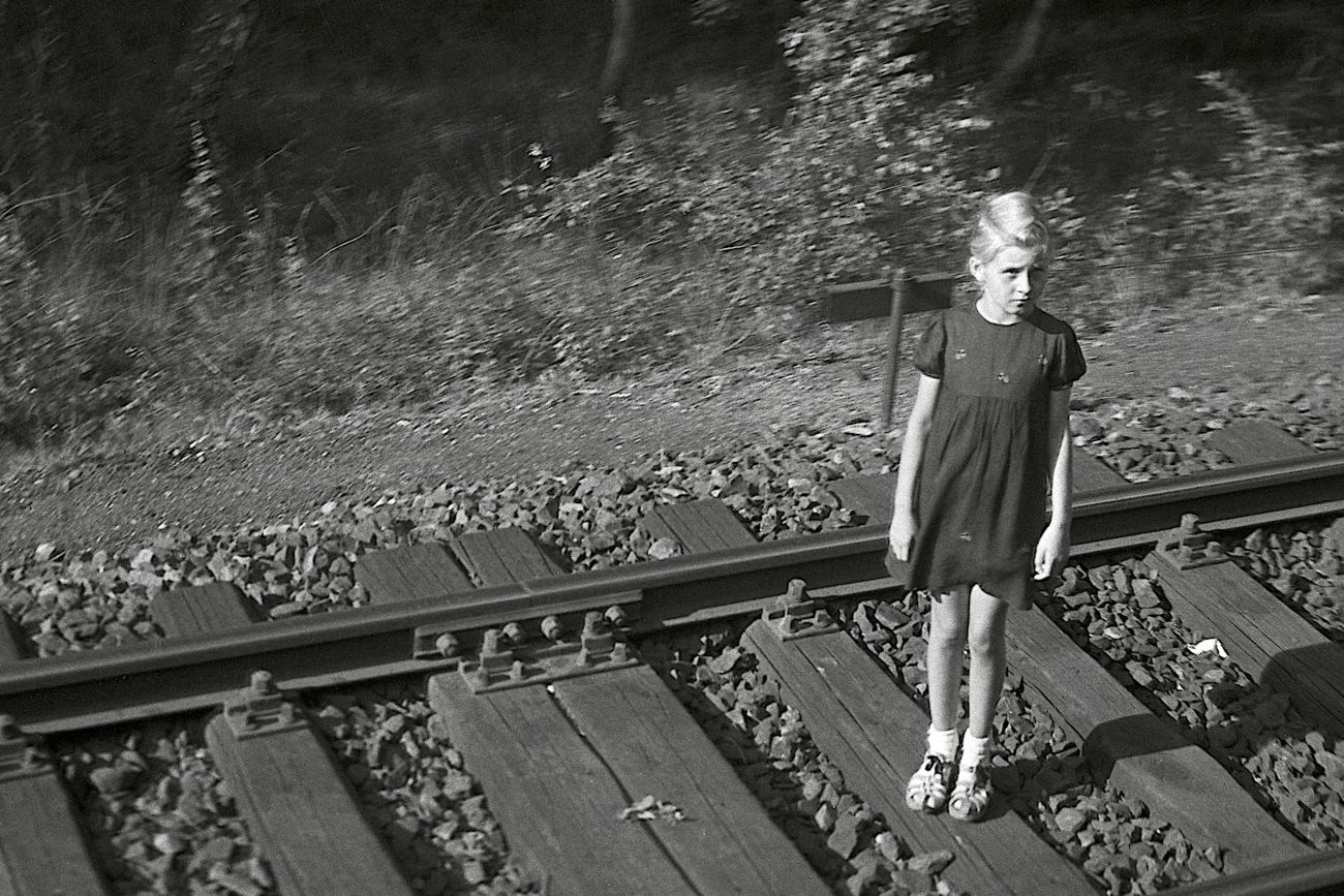 Meisje langs een treinspoor, Hamburg, 1947 - © Sem Presser / Maria Austria Instituut