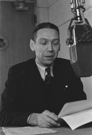 Henk van den Broek (“De Rotterdammer”) bij Radio Oranje, 1943