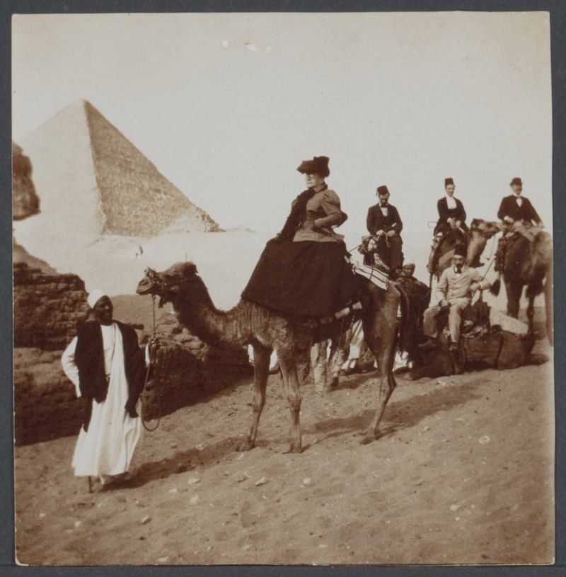 Anna Weber-van Bosse, zittend op een kameel in Egypte, tijdens een van haar reizen.
