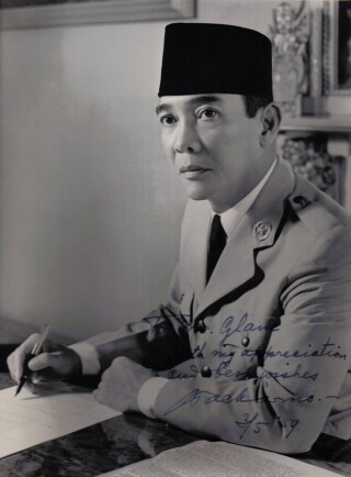Soekarno schrijft zijn Nasakom-concept