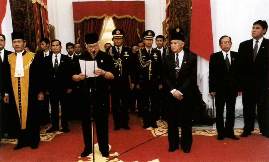 Op 21 mei 1998 leest Soeharto de tekst voor over waarmee hij aftreedt. Rechts opvolger B.J. Habibie.
