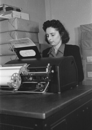 Typiste bij Radio Oranje in Londen, 1943