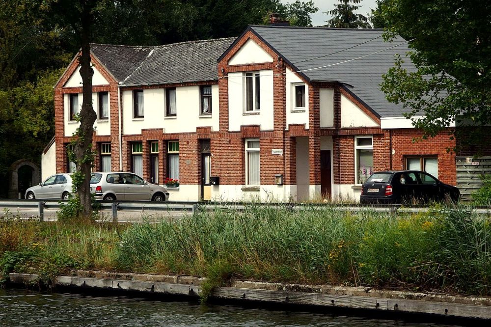 Grensgebouw langs de Zuid-Willemsvaart bij Lozen, op de grens van Nederland en België.