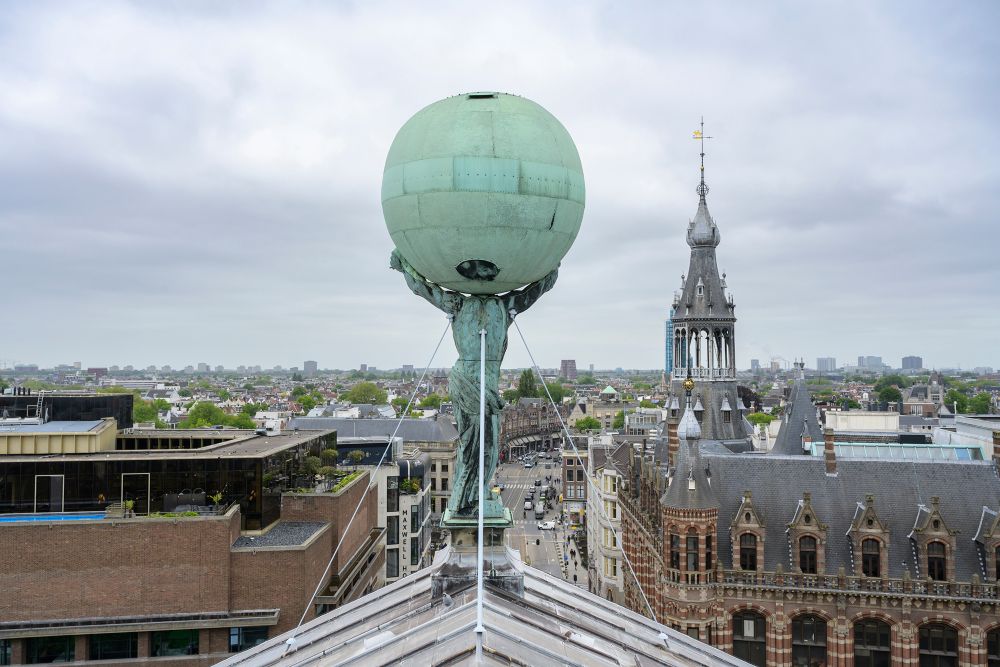 Het Atlasbeeld voor de restauratie, 2023