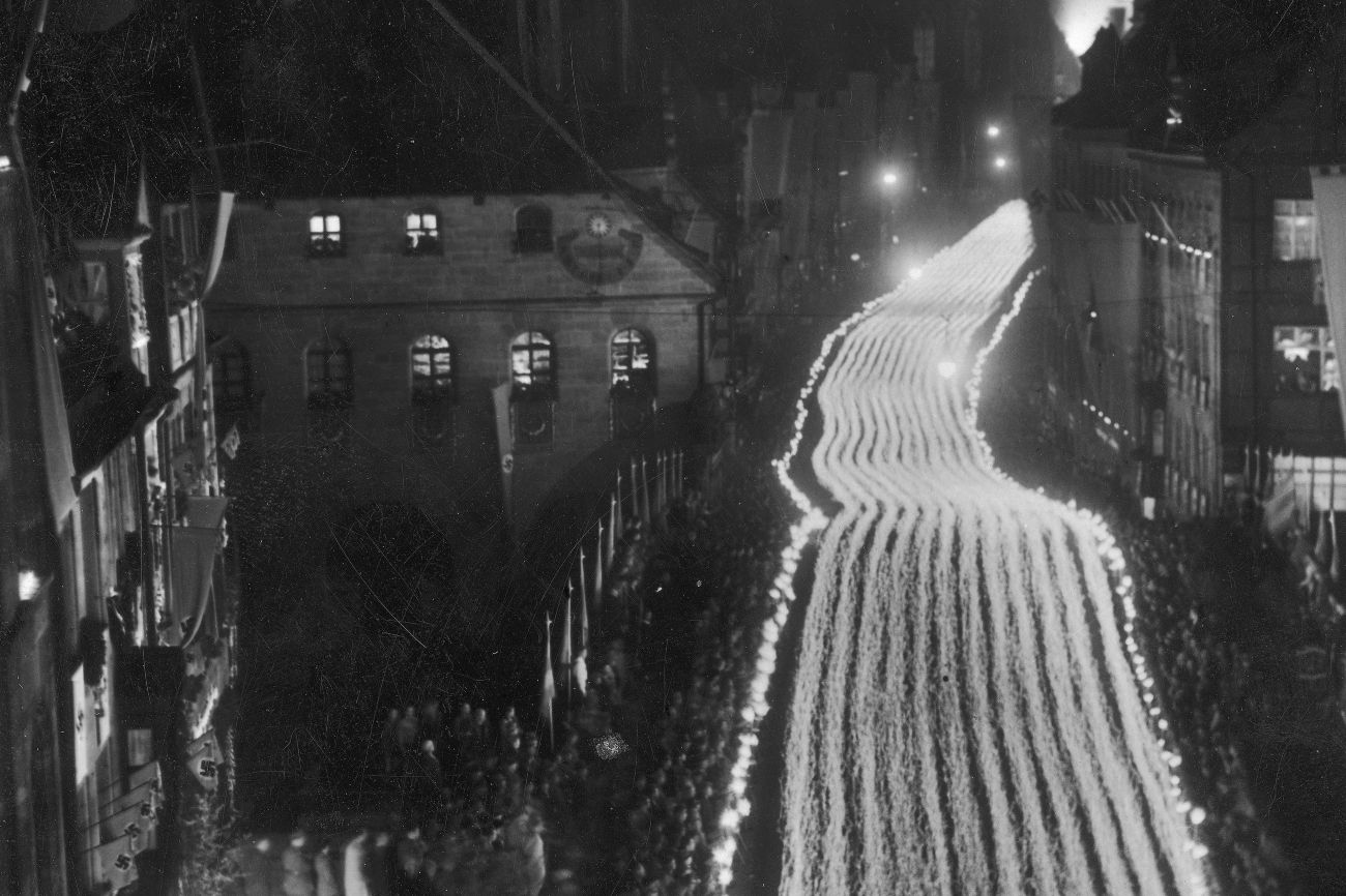Propagandafoto van een fakkeloptocht tijdens de NSDAP-partijdag in Neurenberg, september 1938.