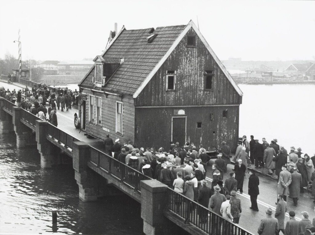 De Harenmakerij op weg naar de Zaanse Schans over de Julianabrug