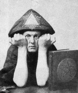 Foto van Aleister Crowley in een uitgave van 'The Book of the Law'