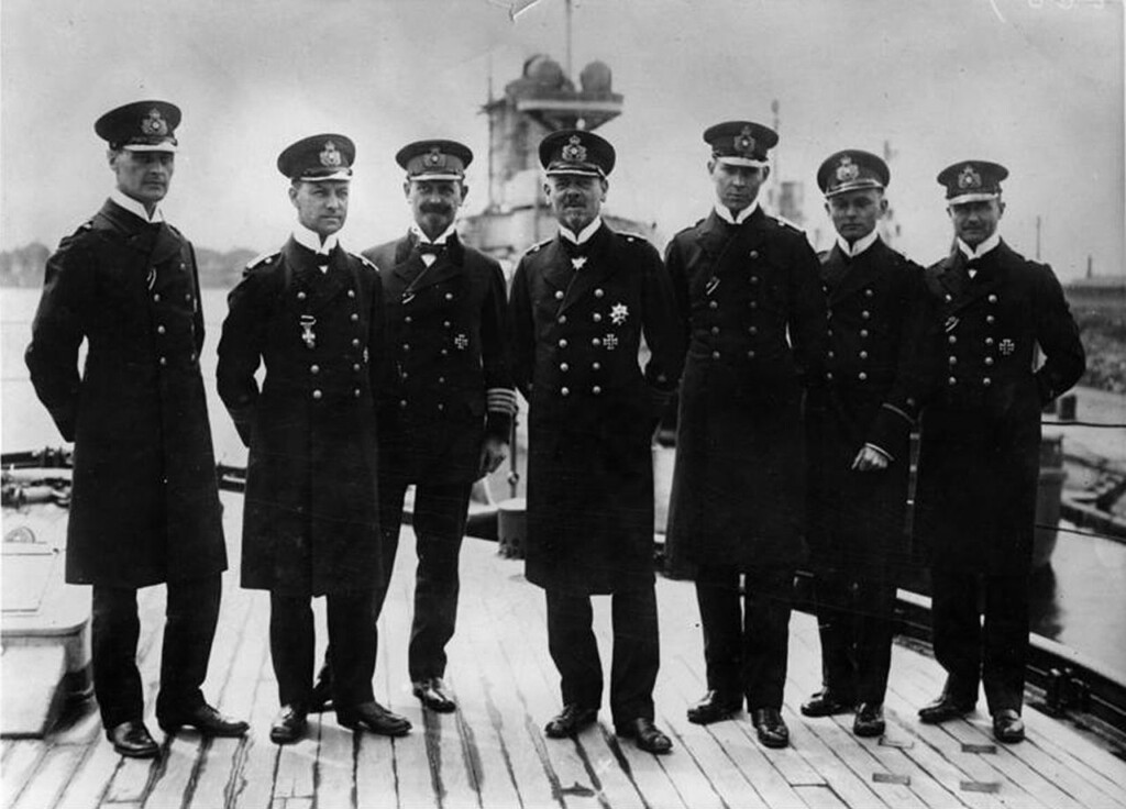 De Duitse admiraal Franz Hipper (midden) met leden van zijn staf tijdens de Eerste Wereldoorlog