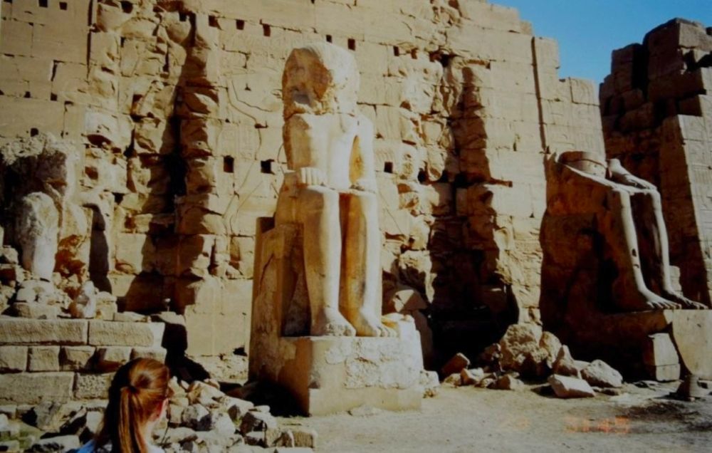 Zittende beelden bij de tempel van Amon-Ra in Karnak, bij de achtste pyloon die is gebouwd tijdens het bewind van Hatsjepsoet en haar opvolger Thoetmosis III.
