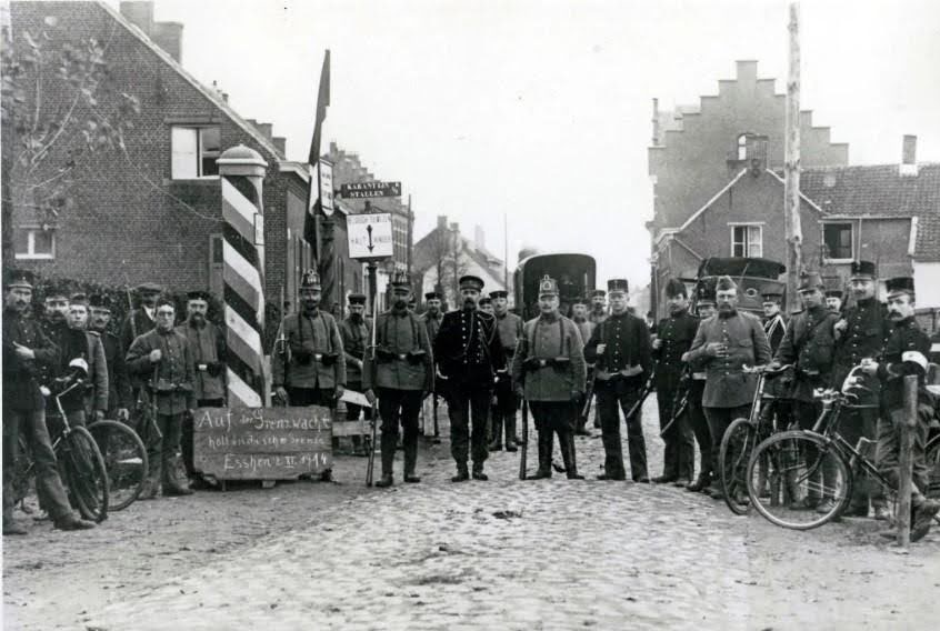 Duitse soldaten en Nederlandse grenswachters op de grens tussen Essen (BE) en Nispen (NL) in 1914