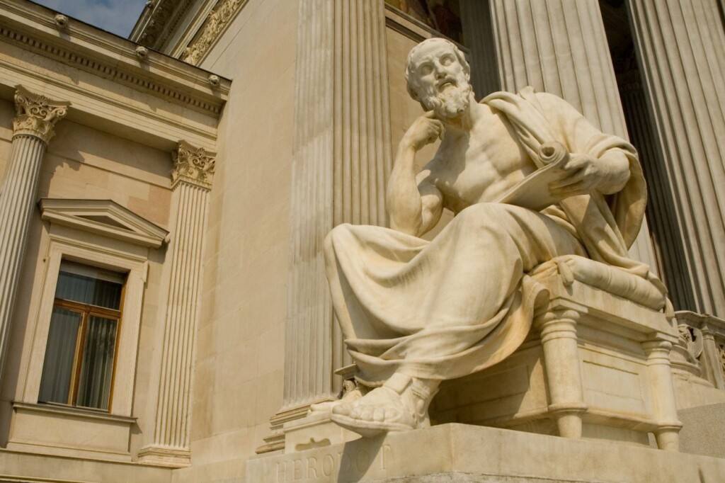 Beeld van de Griekse geschiedschrijver Herodotus bij het parlementsgebouw in Wenen.