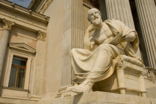 Beeld van de Griekse geschiedschrijver Herodotus bij het parlementsgebouw in Wenen.