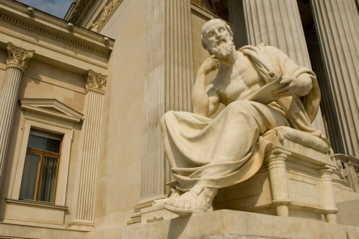 Beeld van de Griekse geschiedschrijver Herodotus bij het parlementsgebouw in Wenen.
