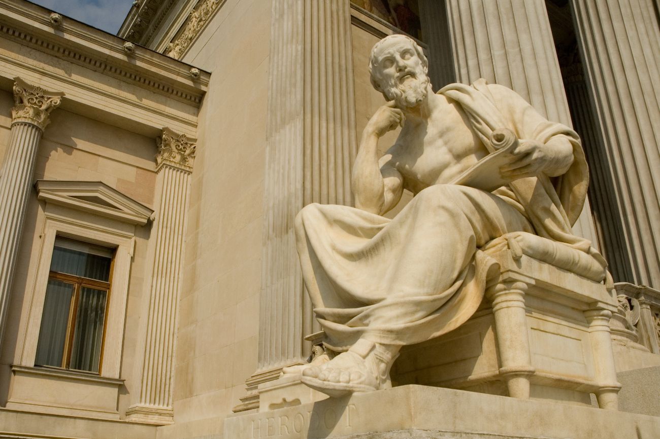 Beeld van de Griekse geschiedschrijver Herodotus bij het parlementsgebouw in Wenen.