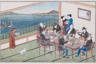 Schildering op papier van een lunch op Deshima in het woonhuis van het opperhoofd, met uitzicht op de Baai van Nagasaki. Achteraan snijdt Siebold, met zijn groene Mailänder Mütze van zijn Moenania-studentenkorps, het vlees aan. Tegenover hem zit Heinrich Bürger en aan het hoofd van de tafel Carl Hubert de Villeneuve. Links naast Siebold zit opperhoofd De Sturler, met naast hem kapitein Mesdagh van de Johanna Elizabeth. In de voorgrond is kapitein Bezemer van de Vasco de Gama in gesprek met Eduard de Sturler, de zoon van het opperhoofd die zijn vader op Deshima kwam opzoeken. Achter Siebold zien we nog Sonogi en Itose, en Orson komt een nieuwe schotel opdienen. Kawahara Keiga, 1825. Nagasaki, Nagasaki Museum of History and Culture.