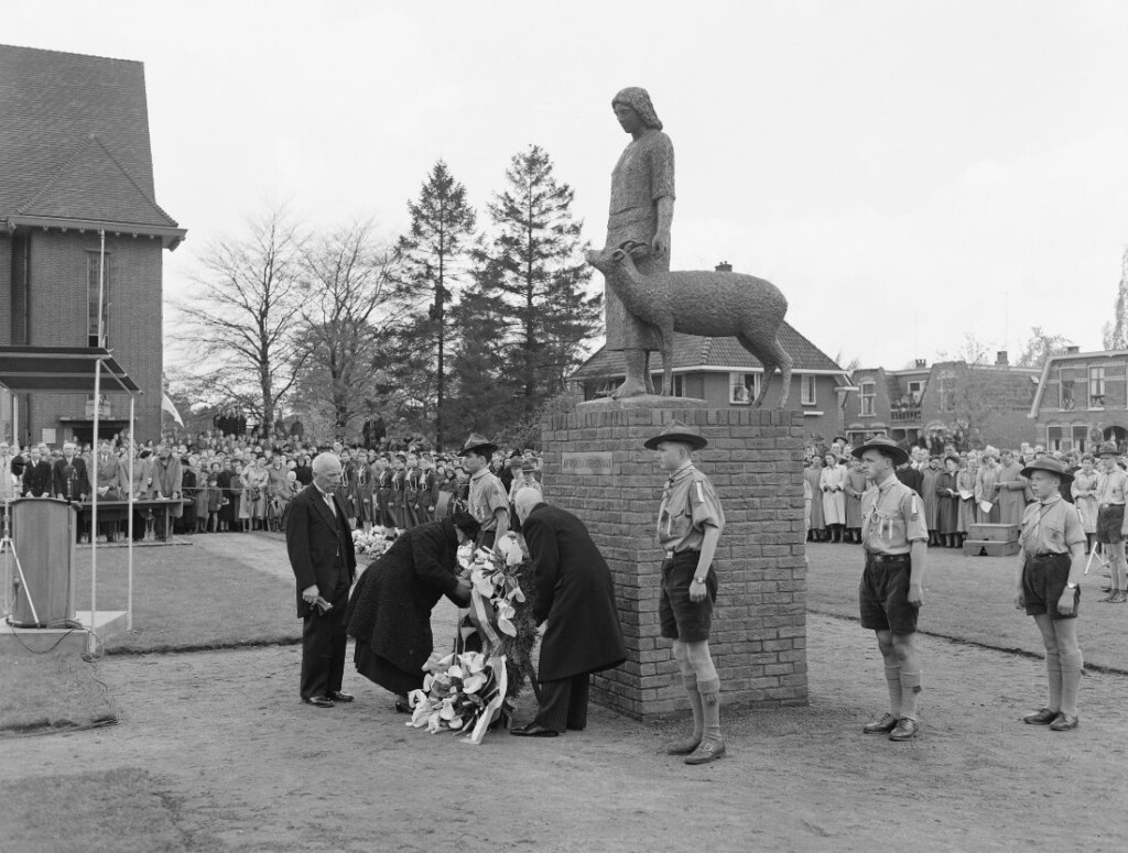 Onthulling van het Tante Riek-monument in Winterswijk door Wilhelmina, 4 mei 1955
