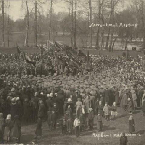 1 mei-demonstratie met rode vlaggen in Narva in 1917. Bron: Tribuna
