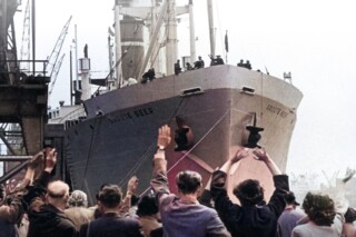 Achterblijvers zwaaien emigranten op de Groote Beer uit vanaf de kade, 1960. Fragment van de cover van Retour Pretoria