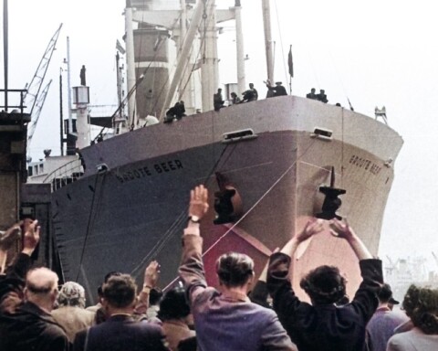 Achterblijvers zwaaien emigranten op de Groote Beer uit vanaf de kade, 1960. Fragment van de cover van Retour Pretoria